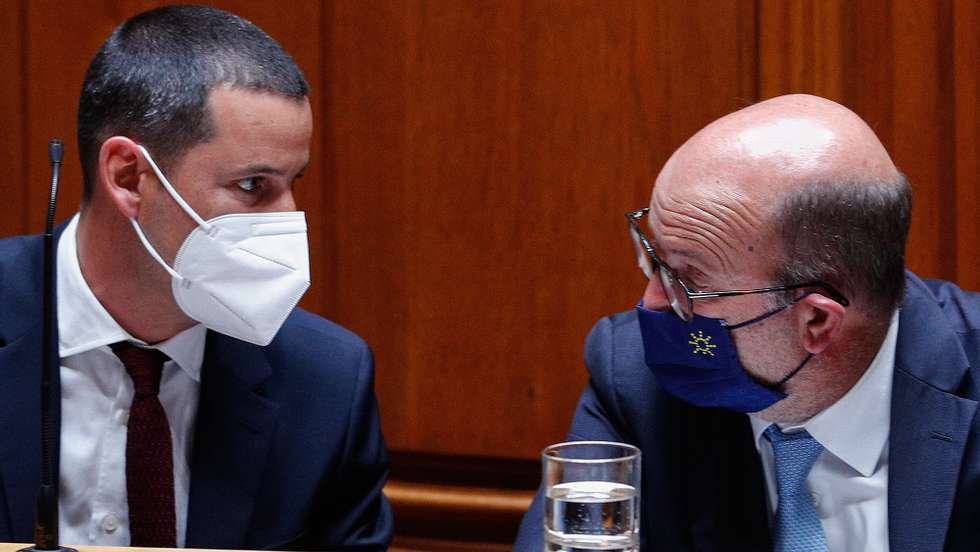 O ministro do Ambiente, João Matos Fernandes (D), conversa com o secretário de Estado Adjunto e da Energia, João Galamba (E), durante o debate sobre Política Setorial, que decorreu na Assembleia da República, em Lisboa, 16 de junho de 2021. ANTÓNIO COTRIM/LUSA