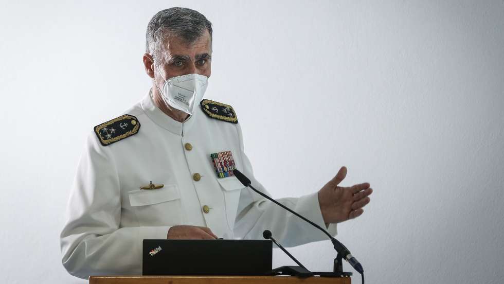 O coordenador Nacional da 'Task Force' para o Plano de Vacinação contra a Covid-19, vice-almirante Henrique de Gouveia e Melo (D), usa da palavra durante a ultima reunião do Plano de vacinação contra a Covid-19, em Oeiras , 28 de setembro de 2021.  RODRIGO ANTUNES/LUSA