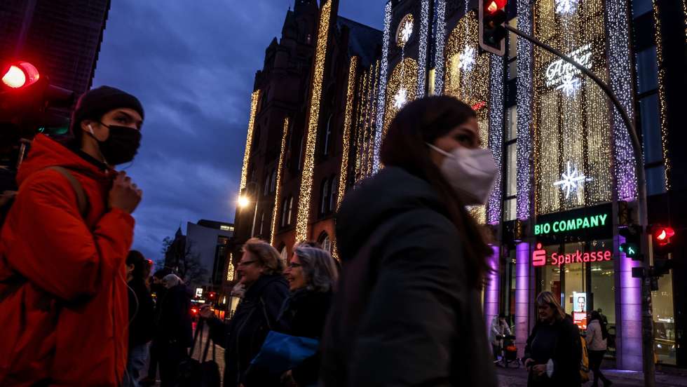 epa09614970 Shoppers walk on Schlosstrasse, one of Berlin's famous shopping streets, in Berlin, Germany, 01 December 2021. Germany is dealing with a rising number of new coronavirus COVID-19 infections as countries throughout Europe have been increasing restrictions amid fear of the new Omicron variant of concern.  EPA/FILIP SINGER