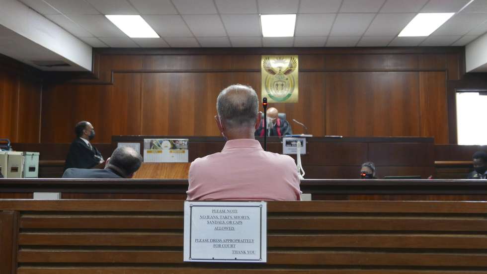 O ex-banqueiro João Rendeiro no Tribunal de Verulam, onde esteve presente perante um juiz pela primeira vez desde que foi detido no sábado, nos subúrbios de Durban, África do Sul, 13 de dezembro de 2021. João Rendeiro foi preso no sábado, num hotel em Durban, na província sul-africana do KwaZulu-Natal, numa operação que resultou da cooperação entre as polícias portuguesa, angolana e sul-africana. LUÍS MIGUEL FONSECA/LUSA