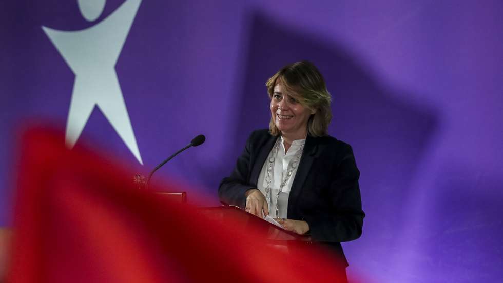 A coordenadora do Bloco de Esquerda (BE), Catarina Martins, durante a intervenção no comício de campanha para as eleições legislativas de 2022, na Escola Secundária José Estêvão, em Aveiro, 15 de janeiro de 2022. PAULO NOVAIS/LUSA