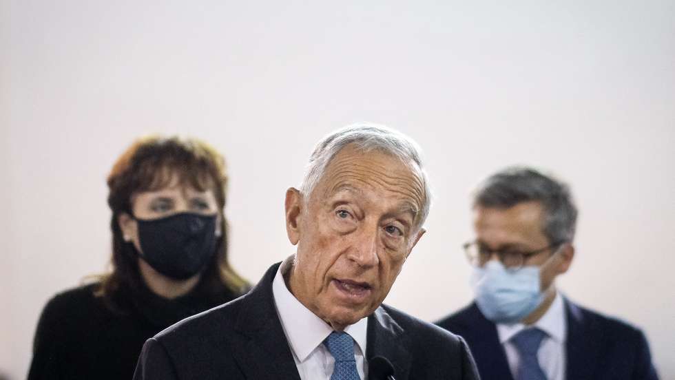 O Presidente da República, Marcelo Rebelo de Sousa (C), acompanhado pelo presidente da Câmara Municipal de Lisboa, Carlos Moedas (D), e a embaixadora ucraniana em Portugal, Inna Ohnivets (E), durante uma visita ao centro de acolhimento de emergência para refugiados ucranianos que se encontra no Pavilhão da Polícia Municipal, em Lisboa, 3 de março de 2022. MÁRIO CRUZ/LUSA