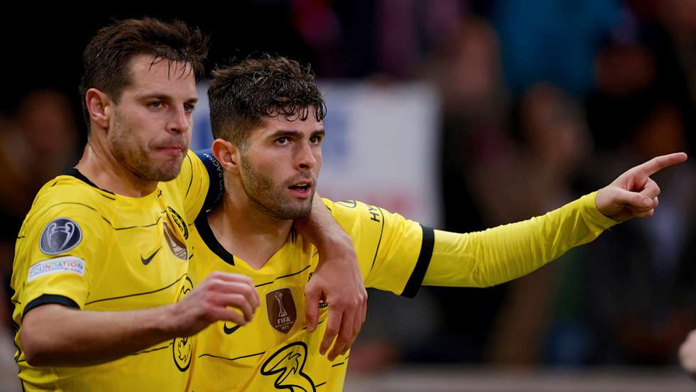 Azpilicueta, aqui com Pulisic, é um dos jogadores que termina contrato no final da época – e nesta altura o Chelsea não pode renovar...