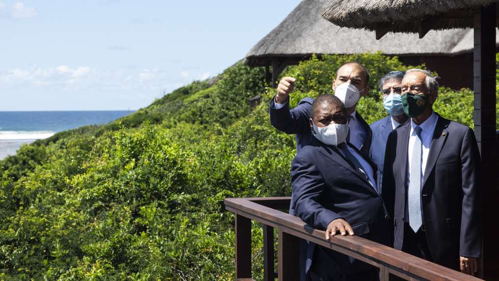 O Presidente da República, Marcelo Rebelo de Sousa (D), e o Presidente da República de Moçambique, Filipe Nyusi (E), durante a inauguração do Montebelo Milibangalala Bay and Resort, em Maputo, Moçambique, 18 de março de 2022. Marcelo Rebelo de Sousa chegou na quinta-feira de manhã a Moçambique para uma visita oficial de quatro dias, a terceira que realiza a este país desde que assumiu a chefia do Estado português. JOSÉ COELHO/LUSA
