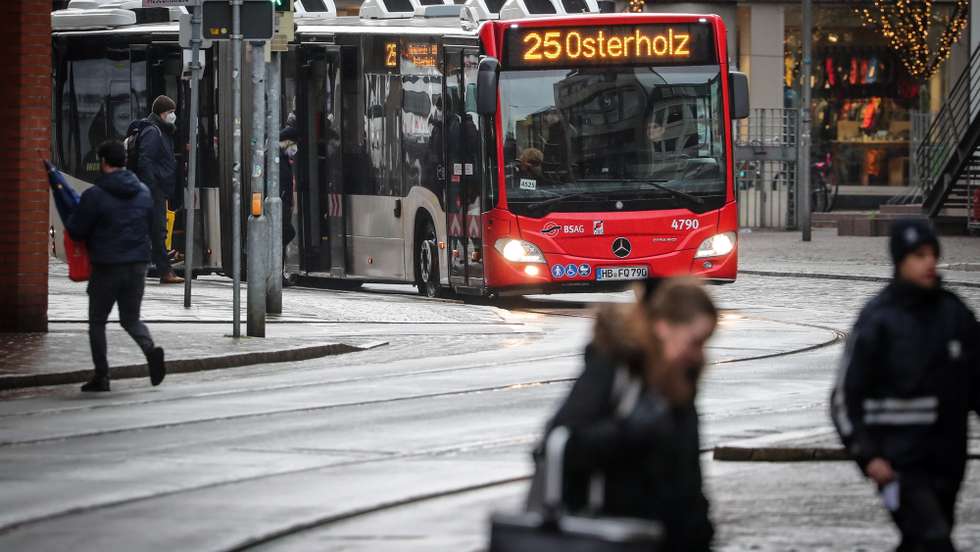 epa09762309 A bus stops in the city center of Bremen, northern Germany, 16 February 2022. The Federal States of Germany are expected to ease the restrictions preventing the spread of the Coronavirus which causes the COVID-19 disease.  EPA/FOCKE STRANGMANN