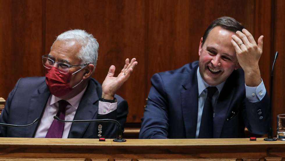 O primeiro-ministro, António Costa (E), conversa com o ministro das Finanças, Fernando Medina (D), durante o debate sobre Orçamento do Estado de 2022, na Assembleia da República, em Lisboa, 29 de abril de 2022. JOSÉ SENA GOULÃO/LUSA