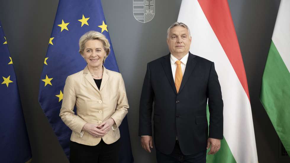 epa09936463 A handout photo made available by the Hungarian PM's Press Office shows Hungarian Prime Minister Viktor Orban (R) as he receives European Commission President Ursula von der Leyen (L) at the Hungarian PM's office in Budapest, Hungary, 09 May 2022.  EPA/Vivien Benko Cher / Hungarian PM's Press Office HANDOUT HUNGARY OUT HANDOUT EDITORIAL USE ONLY/NO SALES