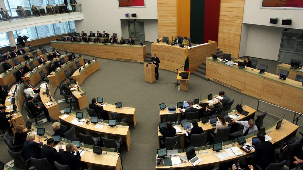 epa05673881 Lithuanian Prime Minister Saulius Skvernelis (C) speaks during the Lithuania&#039;s Seimas (Parliament) session in Vilnius, Lithuania, 13 December 2016. Today new Lithuanian Government was sworn in and the Government Programme was approved by the Seimas.  EPA/VALDA KALNINA