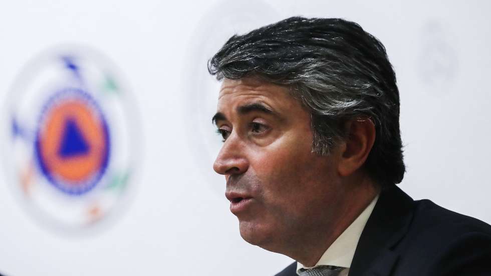 O ministro da Administração Interna, José Luís Carneiro, fala aos jornalistas no final de uma reunião com a ministra da Defesa Nacional, Helena Carreiras, com a ministra do Trabalho, Solidariedade e Segurança Social, Ana Mendes Godinho, com a ministra da Saúde, Marta Temido, com o ministro do Ambiente e Ação Climática, Duarte Cordeiro, e com a ministra e da Agricultura e Alimentação, Maria do Céu Antunes, (ausentes na foto) para avaliação das medidas adotadas no âmbito da Declaração de Situação de Contingência e decisão sobre o seu prolongamento, por videoconferência, na sede em Carnaxide, Oeiras, 14 de julho de 2022. ANTÓNIO COTRIM/LUSA