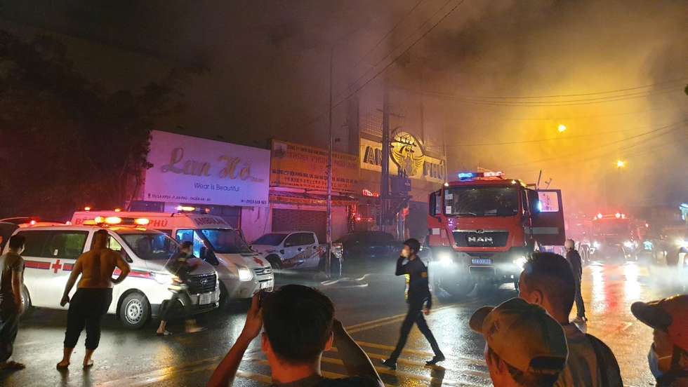 epa10166278 A handout photo made available by Vietnam News Agency shows firefighters work at the scene of a fire at a karaoke bar in Binh Duong province, 06 September 2022 (photo issued 07 September). At least 12 people killed and 40 others were injured in the fire, according to state media.  EPA/VIETNAM NEWS AGENCY HANDOUT VIETNAM OUT HANDOUT EDITORIAL USE ONLY/NO SALES
