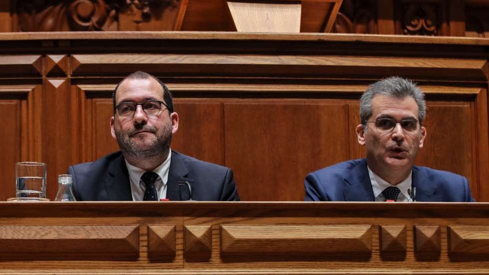 O ministro da Educação, João Costa (E), durante a audição na Comissão de Educação e Ciência na Assembleia da República, Lisboa, 2 de novembro de 2022.   MANUEL DE ALMEIDA/LUSA