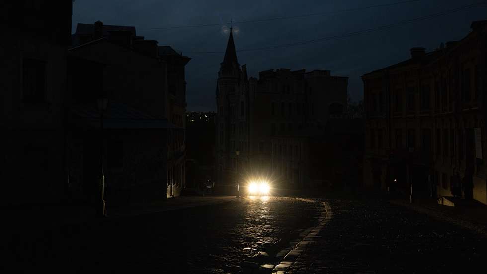 epa10279598 A car drives on Andriivskyi Descent while the street lights are switched off, in downtown Kyiv, Ukraine, 01 November 2022. Scheduled power cuts were introduced in Kyiv, power operator Ukrenergo said, following the destruction of Ukrainian power stations by Russian strikes. Russian troops on 24 February entered Ukrainian territory, starting a conflict that has provoked destruction and a humanitarian crisis.  EPA/ROMAN PILIPEY