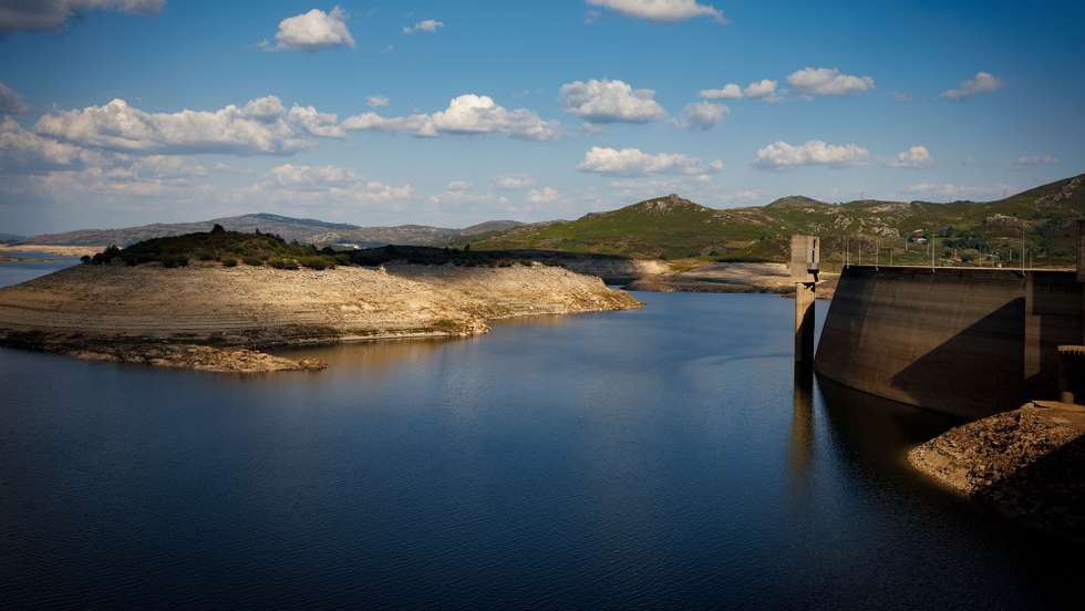 Efeitos da seca na Barragem Alto Rabagão, em Montalegre, 6 de julho de 2022. No Norte do país, as barragens do Alto-Lindoso e do Alto Rabagão estão com níveis de água historicamente baixos, prejudicando a agricultura e o turismo. PEDRO SARMENTO COSTA/LUSA