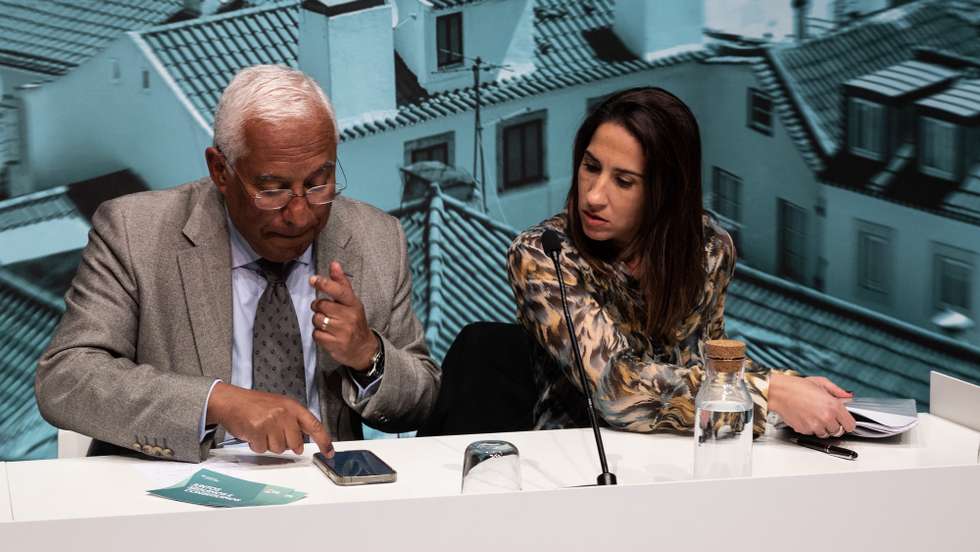 O secretário-geral do Partido Socialista (PS), António Costal ladeado pela ministra da Habitação, Marina Gonçalves, durante o debate "Mais habitação – Novas respostas", no Teatro Municipal Constantino Nery, em Matosinhos 28 de fevereiro de 2023. JOSÉ COELHO/LUSA
