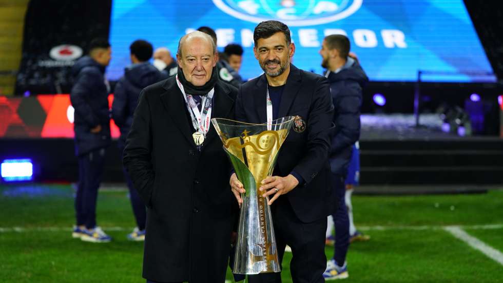 Pinto da Costa desceu ao relvado, falou na habitual "roda" entre jogadores e técnicos e terminou a tirar fotografias com todos os vencedores