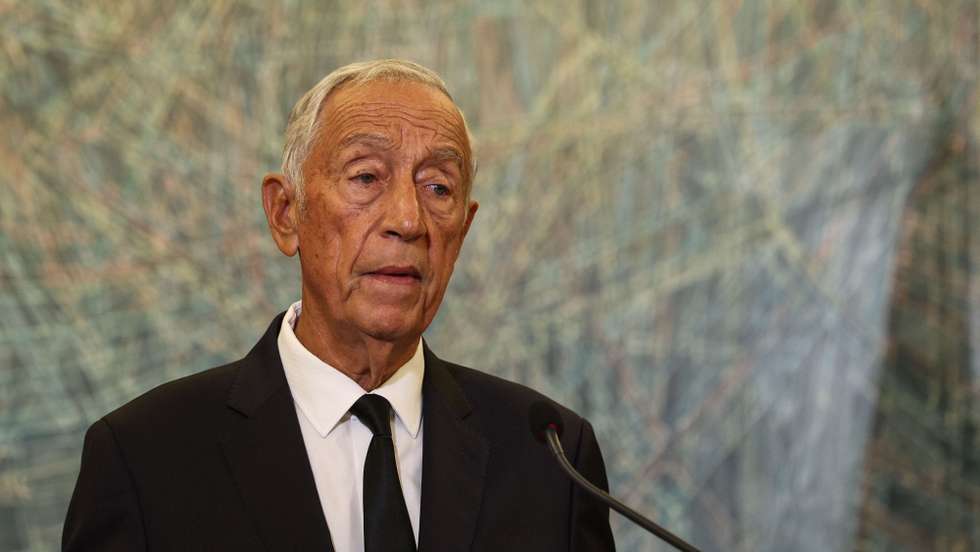 O Presidente da República, Marcelo Rebelo de Sousa, acompanhado pelo primeiro-ministro Luis Montenegro (ausente da fotografia)), falam à comunicação social após o Conselho de Ministros extraordinário para analisar  toda a situação relativa aos incêndios e às suas consequências, na residência oficial do primeiro-ministro, em São Bento, 17 de setembro de 2024.  TIAGO PETINGA/LUSA