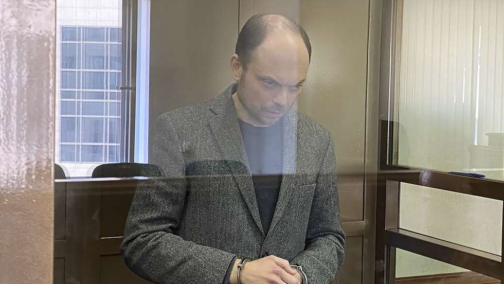 epa10576624 A handout picture made available by Moscow City Сourt press service shows Russian opposition activist Vladimir Kara-Murza in the cage during the verdict announcement in the Moscow City court in Moscow, Russia, 17 April 2023. The Moscow City Court sentenced Russian opposition activist and journalist Vladimir Kara-Murza to 25 years in a strict regime colony in the case of high treason, cooperation with an undesirable organization and the spread of 'false' information about the actions of the Russian Armed Forces.  EPA/MOSCOW CITY COURT PRESS-SERVICE/HANDOUT HANDOUT HANDOUT EDITORIAL USE ONLY/NO SALES HANDOUT EDITORIAL USE ONLY/NO SALES