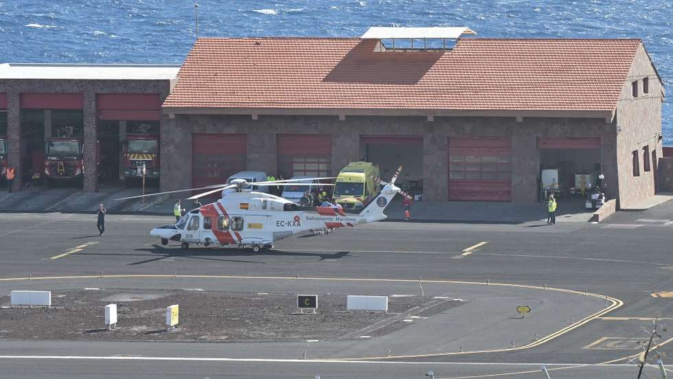 epa11308103 A view shows the helicopter that rescued the survivors of a boat's shipwreck at Los Cangrejos airport in El Hierro, Canary Islands, Spain, 29 April 2024. Nine castaways who were rescued by a Maritime Rescue helicopter 111 kilometers south of El Hierro are the only survivors of a wooden canoe ('cayuco') that capsized two days ago with 60 people on board.  EPA/GELMERT FINOL