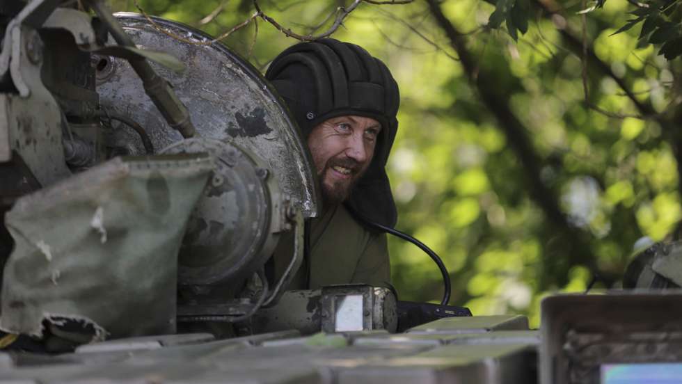 epa10008301 Ukrainian servicemen equip a tank close to a front line near the small city of Svitlodarsk of Donetsk area, 11 June 2022, amid heavy battles in that region in the last days. On 24 February Russian troops entered Ukrainian territory starting a conflict that has provoked destruction and a humanitarian crisis.  EPA/STR