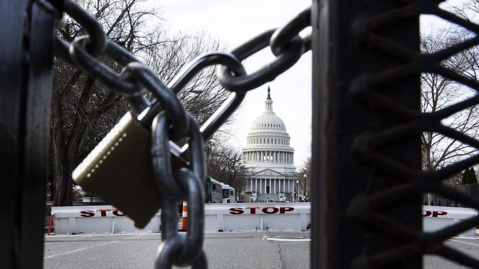 epa08942609 A lock on a security fence around the US Capitol building in Washington, DC, USA, 16 January 2021. At least twenty thousand troops of the National Guard and other security measures are being deployed in Washington to help secure the Capitol area in response to potentially violent unrest around the inauguration of US President-elect Joe Biden.  EPA/JUSTIN LANE