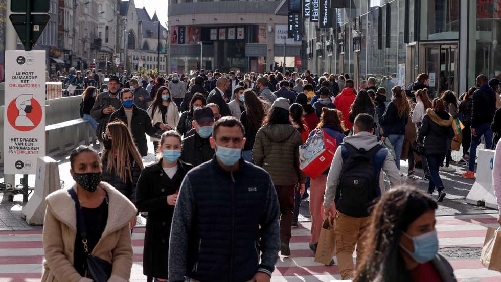 epa08788712 People queue in front of so-called non-essential stores 2 days before new measures against COVID-19 come into force in Rue Neuve, the main shopping street in Brussels, Belgium, 31 October 2020. Belgium is witnessing a rise in coronavirus infections prompting the government to impose new restrictions that comes into effect on 02 November including the closure non-essential shops until 13 December.  EPA/STEPHANIE LECOCQ