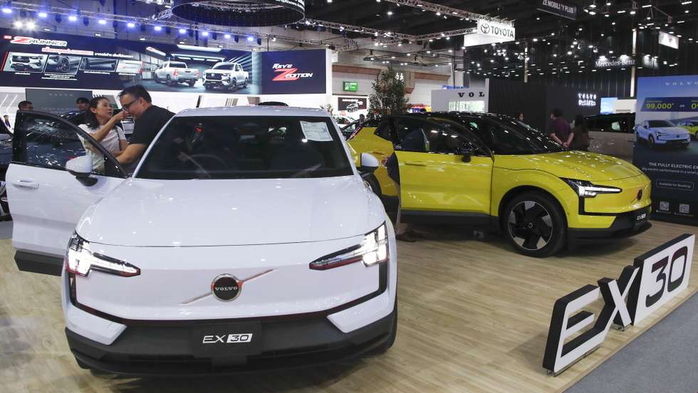 epa11566714 Visitors inspect Volvo EX30 cars displayed at the Big Motor Sale 2024 automobile showcasing event in Bangkok, Thailand, 27 August 2024. Thailand auto market continues to slow down with the total domestic car sales from January to July 2024 declined by 23.71 percent due to the household debt causing the stricter loan approve to auto buyers by financial institutions, while the electric vehicles managed to growth by 6.9 percent in sales, according to Surapong Paisitpatanapong, adviser to the chairman and spokesman of the automotive industry group at the Federation of Thai Industries (FTI).  EPA/RUNGROJ YONGRIT