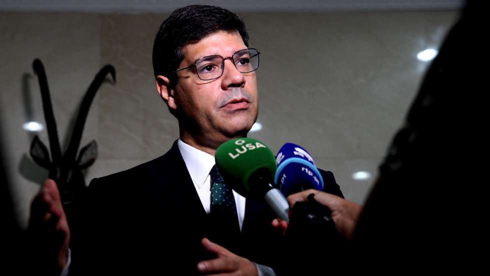 Eurico Brilhante, secretário de Estado da Internacionalização, fala aos jornalistas após uma reunião com Vera Daves (ausente da foto), ministra das Finanças de Angola, em Luanda, 21 de novembro de 2019.  O secretário de Estado da Internacionalização, Eurico Brilhante Dias, iniciou ontem uma visita de três dias a Angola, tendo agendados encontros com empresários portugueses e uma reunião com os principais bancos de capital português com operações neste país. AMPE ROGÉRIO/LUSA