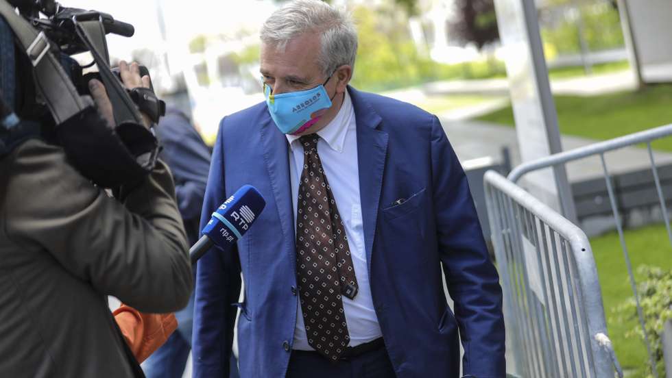 Ricardo Sá Fernandes, advogado de Bruno Sousa, inspetor do Serviço de Estrangeiros e Fronteiras (SEF), arguido por homicídio qualificado, à chegada para a leitura do acórdão do processo onde está a ser julgado pela morte do cidadão do ucraniano Ihor Homeniuk, no Campus de Justiça, em Lisboa, 10 de maio de 2021. Bruno Sousa é um dos três inspetores do Serviço de Estrangeiros e Fronteiras (SEF). O crime terá ocorrido a 12 de março, dois dias após o cidadão do Leste ter sido impedido de entrar em Portugal, alegadamente por não ter visto de trabalho. Dois dos inspetores respondem ainda pelo crime de posse de arma proibida. MIGUEL A. LOPES/LUSA