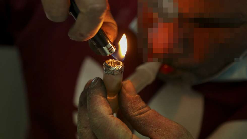 Um toxicodependente consome droga na sala de consumo vigiado instalada na zona do Vale de Alcântara, nas imediações do antigo Casal Ventoso, em Lisboa, 15 de novembro de 2021. A primeira sala de consumo vigiado de drogas do país registou, em seis meses, 862 utentes, o triplo do estimado, e já conseguiu "imprimir alguma mudança" na vida de quem a frequenta e do bairro de Lisboa onde funciona. (ACOMPANHA TEXTO DA LUSA DO DIA 20 DE NOVEMBRO DE 2021). ANTÓNIO COTRIM/LUSA