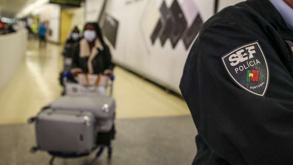 Agente do SEF no aeroporto de Lisboa