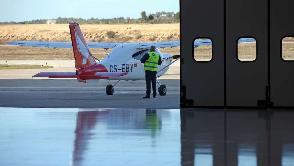 Um técnico junto a uma aeronave no hangar da empresa Sevenair, no Aeródromo Municipal de Ponte de Sor, 14 de janeiro de 2022. O grupo de aviação pretende instalar duas valências no novo hangar: manutenção de aeronaves e formação de técnicos de manutenção de aviões. NUNO VEIGA/LUSA