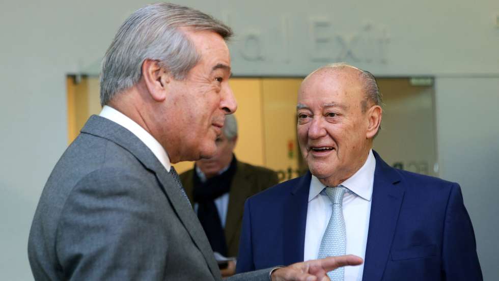 O presidente do FC Porto, Jorge Nuno Pinto da Costa (D), conversa com o administrador da SAD do FC Porto, Fernando Gomes (E), durante a apresentação do seu novo livro "Até ao Mar Azul - As Páginas do Presidente", no Estádio do Dragão, no Porto, 30 de outubro de 2018. ESTELA SILVA/LUSA