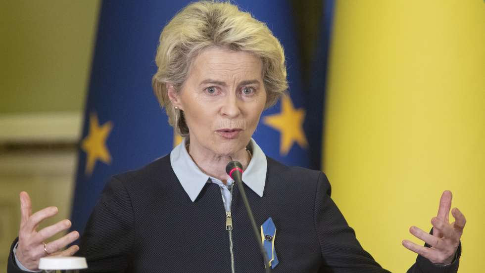 epa09879032 A handout photo made available by Ukrainian Presidential Press Service shows EU Commission President Ursula von der Leyen speaks during a joint press conference with Ukrainian President Volodymyr Zelensky, in Kyiv (Kiev), Ukraine, 08 April 2022. Von der Leyen and Borrell arrived to Ukraine amidst the Russian invasion.  EPA/UKRANIAN PRESIDENTIAL PRESS SERVICE / HANDOUT  HANDOUT EDITORIAL USE ONLY/NO SALES