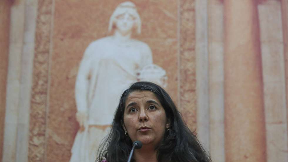 A líder parlamentar do Partido Comunista Português (PCP), Paula Santos, fala aos jornalista para divulgar a posição do partido quanto à sessão solene com o Presidente ucraniano, Volodymyr Zelensky, Assembleia da República, em Lisboa, 20 de abril de 2022. ANTÓNIO COTRIM/LUSA