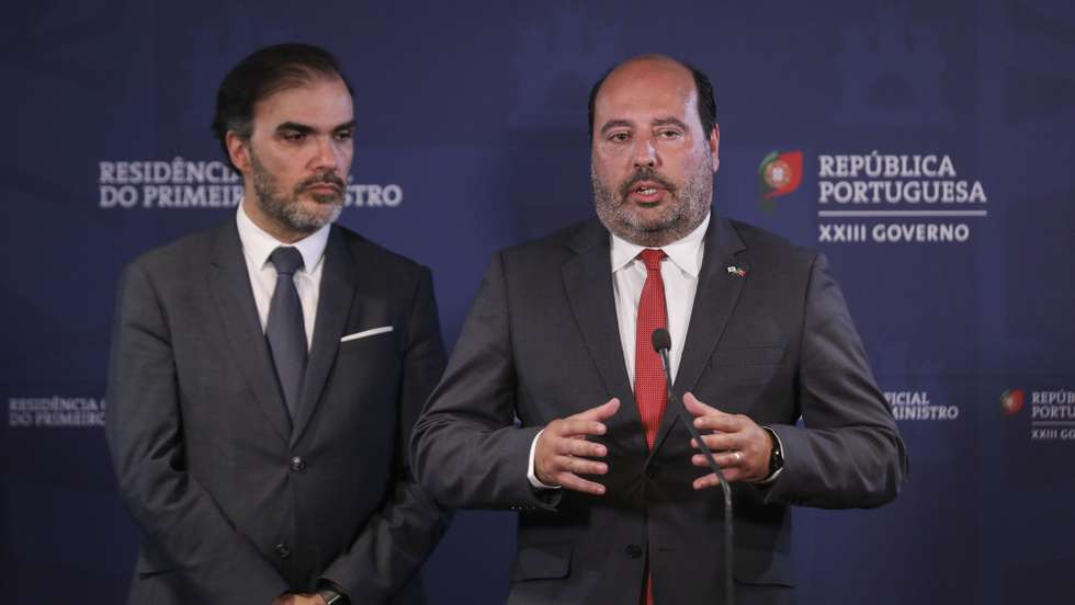 O líder parlamentar do partido Chega (CH), Pedro Pinto (D), fala aos jornalistas após um encontro com primeiro-ministro, António Costa (ausente na foto), no âmbito da preparação da reunião do Conselho Europeu de 23 e 24 de junho, que discute as candidaturas de adesão à União Europeia da Ucrânia, da República da Moldova e da Geórgia, no Palácio de S. Bento, em Lisboa, 17 de junho de 2022. MIGUEL A. LOPES/LUSA