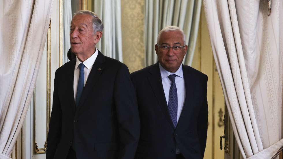 O Presidente da República, Marcelo Rebelo de Sousa (E), acompanhado pelo primeiro-ministro, António Costa (D), chegam para participar na cerimónia de posse dos novos secretários de Estado, no palácio de São Bento, em Lisboa, 02 de dezembro de 2022. TIAGO PETINGA/LUSA