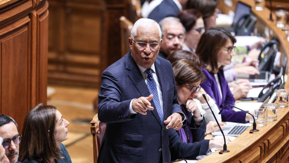 O primeiro-ministro, António Costa (C), ladeado pela ministra Adjunta e dos Assuntos Parlamentares, Ana Catarina Mendes (3E), e pela ministra da Presidência, Mariana Vieira da Silva (5E), intervém no debate parlamentar sobre política geral, esta tarde na Assembleia da República, em Lisboa, 11 de janeiro de 2023. MIGUEL A. LOPES/LUSA