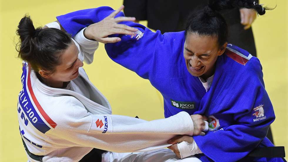 epa06176388 Yahima Ramirez (blue) of Portugal in action against Abigel Erdelyi-Joo of Hungary in the women's 78kg category during the World Judo Championships at Papp Laszlo Budapest Sports Arena in Budapest, Hungary, 01 September 2017.  EPA/TAMAS KOVACS HUNGARY OUT