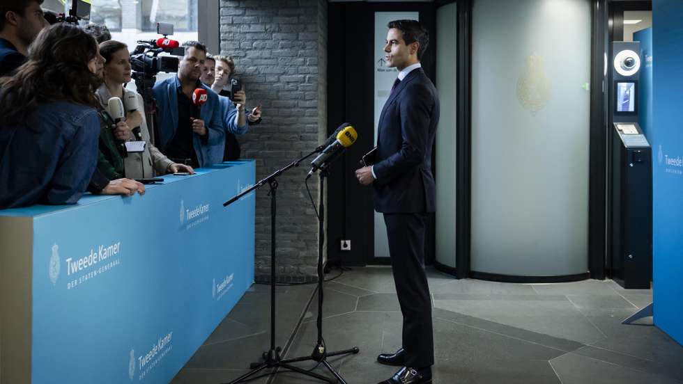 epa12504406 D66 party leader Rob Jetten talks to the media after meeting with Coalition scout Wouter Koolmees (not pictured), in the Hague, the Netherlands, 05 November 2025. Koolmees has invited several party leaders for an initial meeting. The formation of the cabinet will begin now that it is known how the seats will be distributed among the parties. As the largest party, D66 was given the initiative in the cabinet formation process and nominated Wouter Koolmees to survey the coalition preferences of all parties.  EPA/REMKO DE WAAL