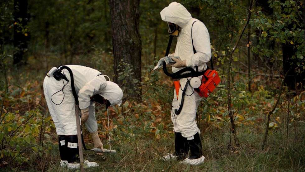 epa12908547 (FILE) - French scientists wear protective suits and gas masks as they measure and analyse the level of radioactivity in the forests some six kilometers from Chernobyl Nuclear Power Plant, Ukraine, 15 September 1999 (reissued 23 April 2026). The Chernobyl nuclear disaster occurred on 26 April 1986. 26 April 2026 will mark 40 years since the Level 7 major nuclear accident created lasting human and economic consequences.  EPA/SERGEI SUPINSKY epa Historical Collection digitized in 2012 as part of the EURO-Photo project epa Historical Collection digitized in 2012 as part of the EURO-Photo project *** Local Caption *** 51081761