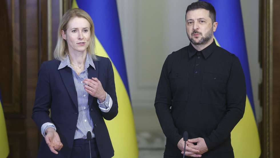epa12451556 EU High Representative for Foreign Affairs and Security Policy Kaja Kallas (L) and Ukrainian President Volodymyr Zelensky (R) attend a joint press conference following their meeting in Kyiv, Ukraine, 13 October 2025, amid the Russian invasion.  EPA/SERGEY DOLZHENKO