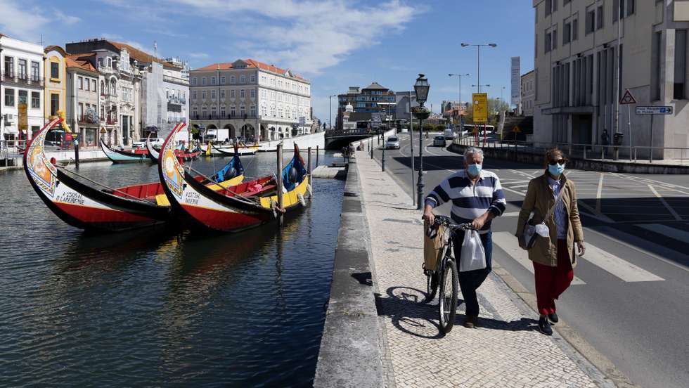 Os moliceiros estão parados, os trabalhadores em lay-off devido à covid-19 e, anualmente, por esta altura da Páscoa, estariam cheios de turistas, na ria de Aveiro, 18 de março de 2021. (ACOMPANHA TEXTO DA LUSA DO DIA 22 DE MARÇO DE 2021). JOSÉ COELHO/LUSA