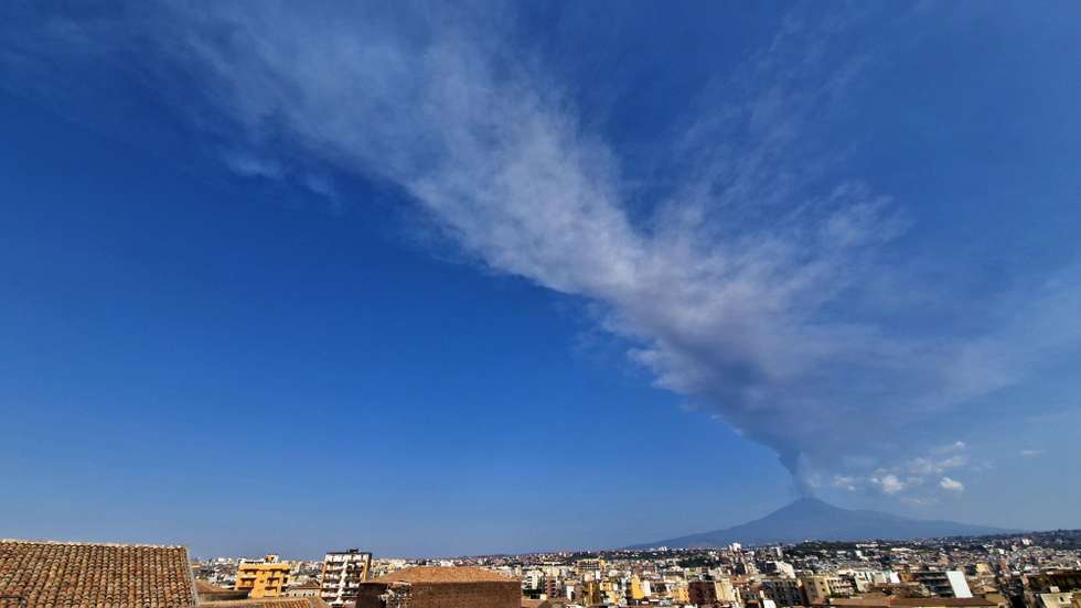 epa11524349 A general view shows a plume of ash and smoke coming out from Mount Etna's volcano Voragine crater, Sicily island, Italy, 04 August 2024. Following the volcanic activities, the crisis unit ordered the closure of sector B1 of Catania airport and the reduction of arrivals to six flights per hour.  EPA/ORIETTA SCARDINO