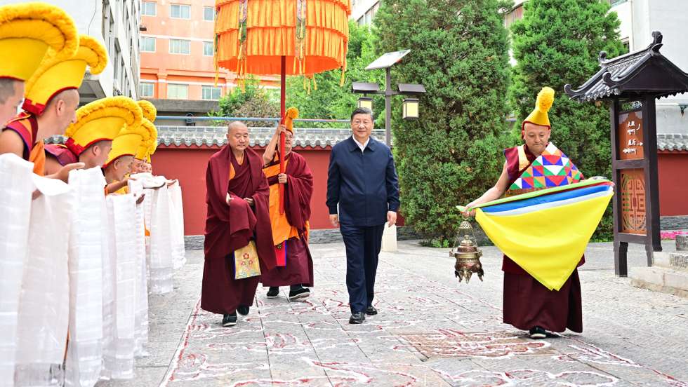 epa11421535 Chinese President Xi Jinping (C) visits a Tibetan Buddhist temple in Xining, northwest China's Qinghai Province, 18 June 2024 (issued 19 June 2024). Xi inspected Qinghai Province on 18 June. During the inspection, Xi visited a middle school and a Tibetan Buddhist temple in Xining, capital city of Qinghai, according to China's state news agency Xinhua.  EPA/XINHUA / Zhai Jianlan CHINA OUT / UK AND IRELAND OUT  /       MANDATORY CREDIT  EDITORIAL USE ONLY  EDITORIAL USE ONLY