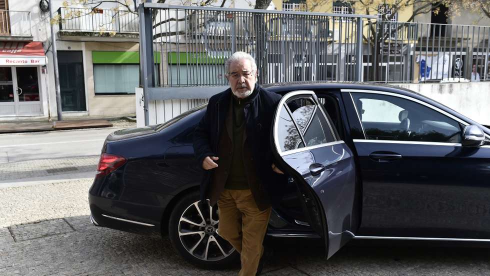 O autarca de Oeiras Isaltino Morais, esta manhã à chegada para a reunião de autarcas eleitos por movimentos independentes para discutir as alterações à lei autárquica, em São João da Pesqueira, 27 de Fevereiro de 2021. NUNO ANDRÉ FERREIRA/LUSA