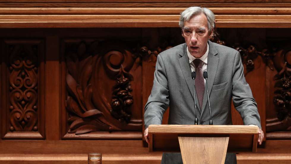 O ministro da Defesa, João Gomes Cravinho, intervém sobre Lei Orgânica das Bases da Organização das Forças Armadas durante o debate parlamentar na Assembleia da República, em Lisboa, 18 de maio de 2021. MÁRIO CRUZ/LUSA