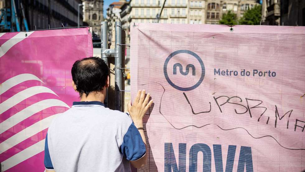 Porto: Obras da nova linha rosa do metro na Avenida dos Aliados, no Porto, 22 de abril de 2024. JOSÉ COELHO/LUSA