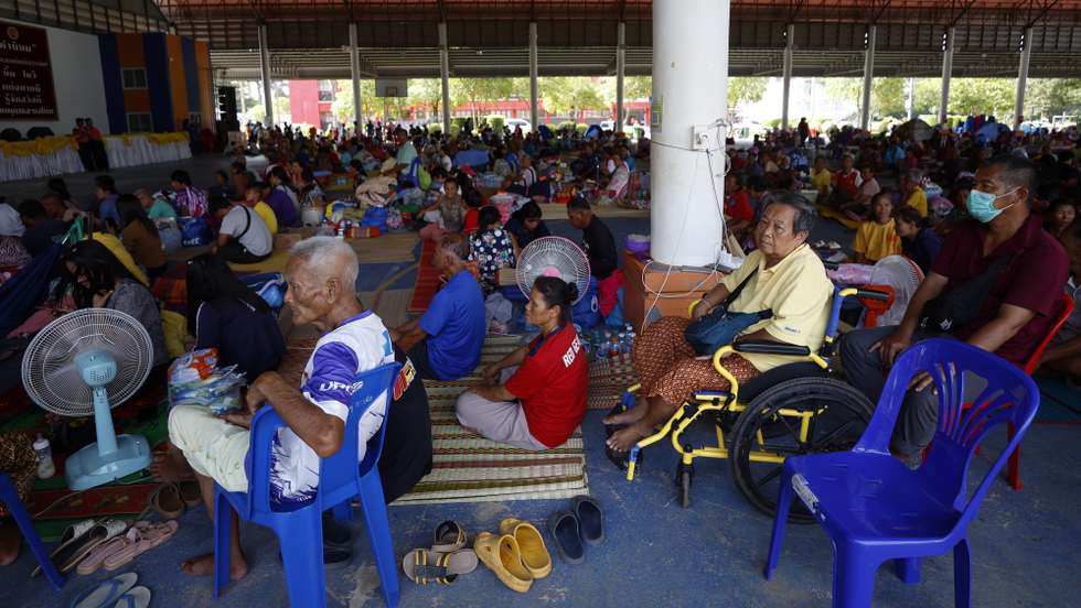 epa12276745 Evacuees at a Thai government evacuation center after being displaced from affected areas along the Thailand-Cambodia border following recent clashes, in Kantharalak District, Sisaket Province, Thailand, 01 August 2025. The Royal Thai Army invited military attaches from over 20 foreign countries, along with international media, to inspect border areas allegedly targeted by Cambodian attacks on civilian infrastructure, including schools, hospitals, and shelters. The visit aims to provide firsthand evidence of the situation to the international community amid ongoing tensions.  EPA/NARONG SANGNAK