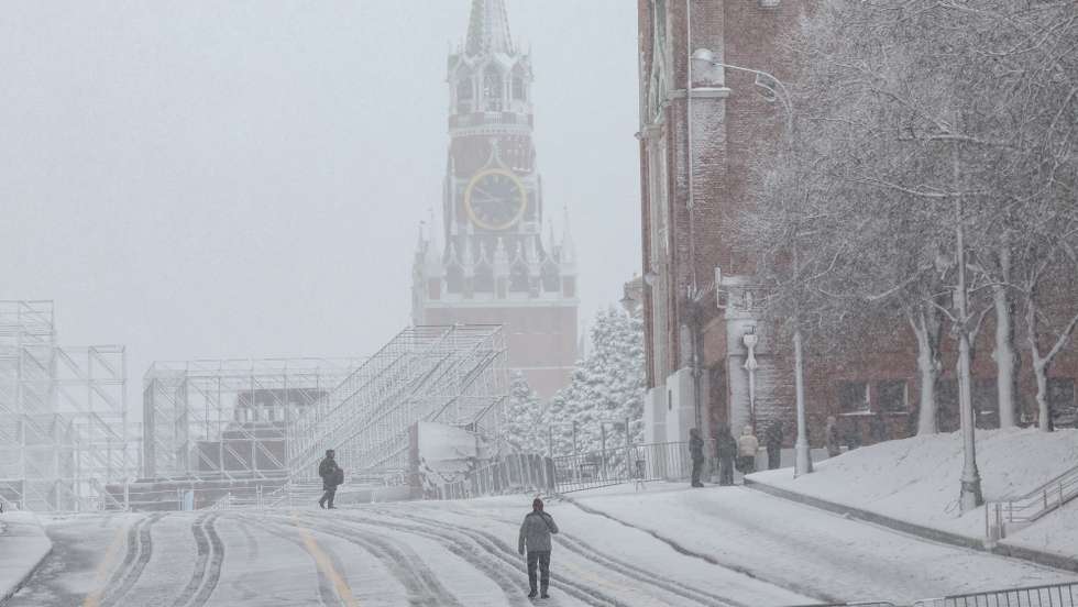 epa12916380 People walk during snowfall on Red square near the Kremlin in Moscow, Russia, 27 April 2026. Heavy precipitation, sleet, and gusty winds are expected in Moscow until the end of the day, with snow forecast to continue until the evening of 28 April.  EPA/MAXIM SHIPENKOV