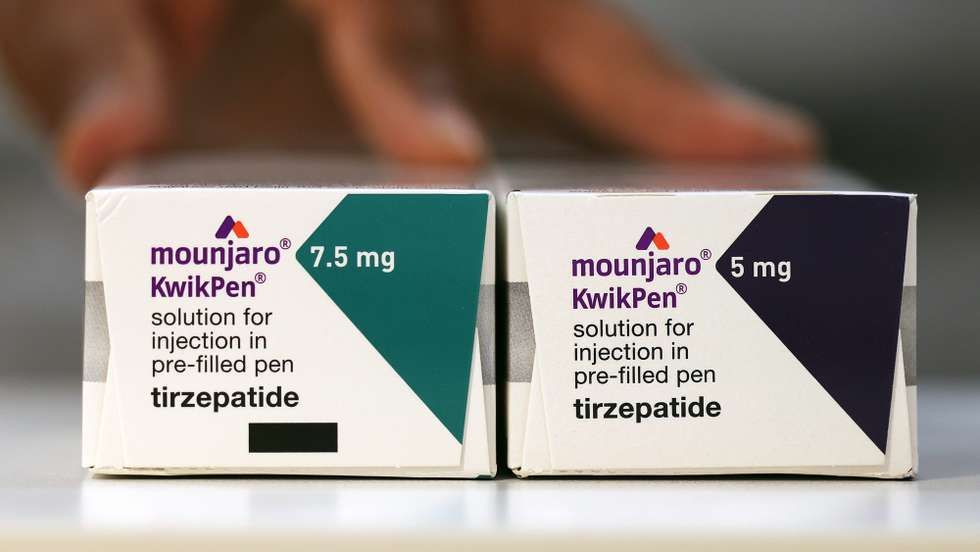 epa12302534 The weight loss jab Mounjaro at a pharmacy in London, Britain, 15 August 2025. As US tariffs come into effect on pharmaceutical goods, the cost of the weight-loss jab Mounjaro is set to triple in the UK. A month's supply of the highest doses will increase from £122 (141 euro) to £330 (382 euro).  EPA/ANDY RAIN